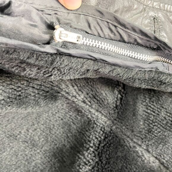 Elegant Black Leather Belted Jacket - Picture 9 of 12